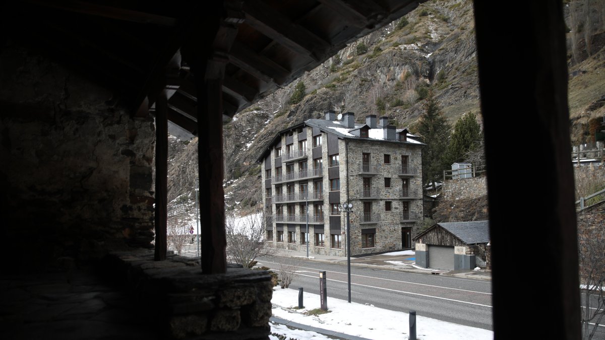 El bloc de pisos fotografiat des de Sant Joan de Caselles.