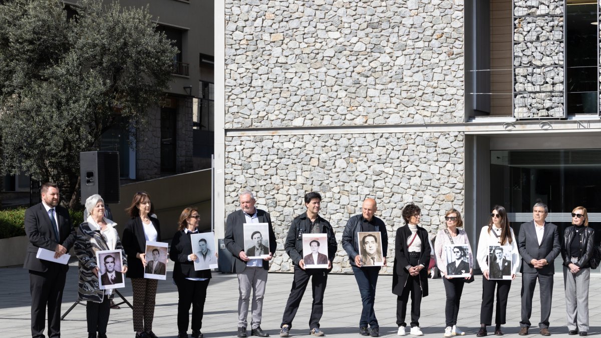 Familiars de les víctimes en l’acte de clausura.
