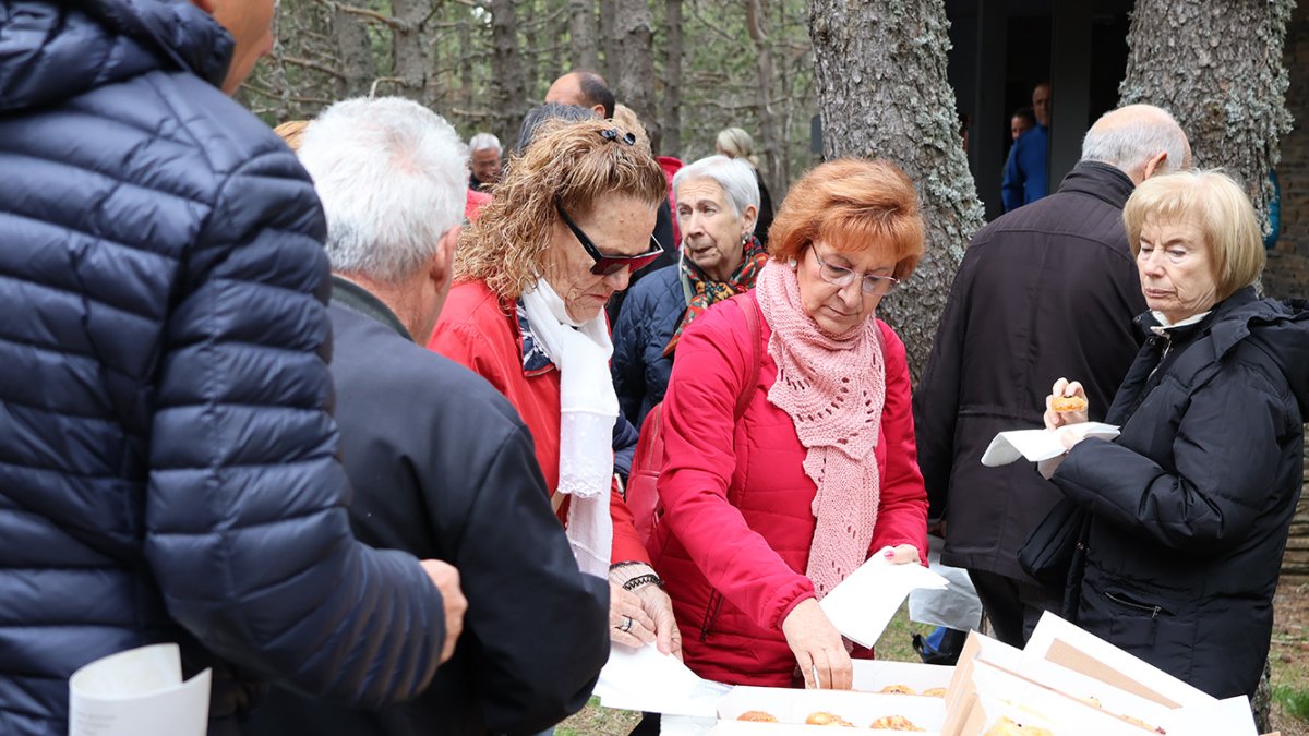 Els assistents a la missa gaudeixen d'un vermut a l'exterior de l'església.