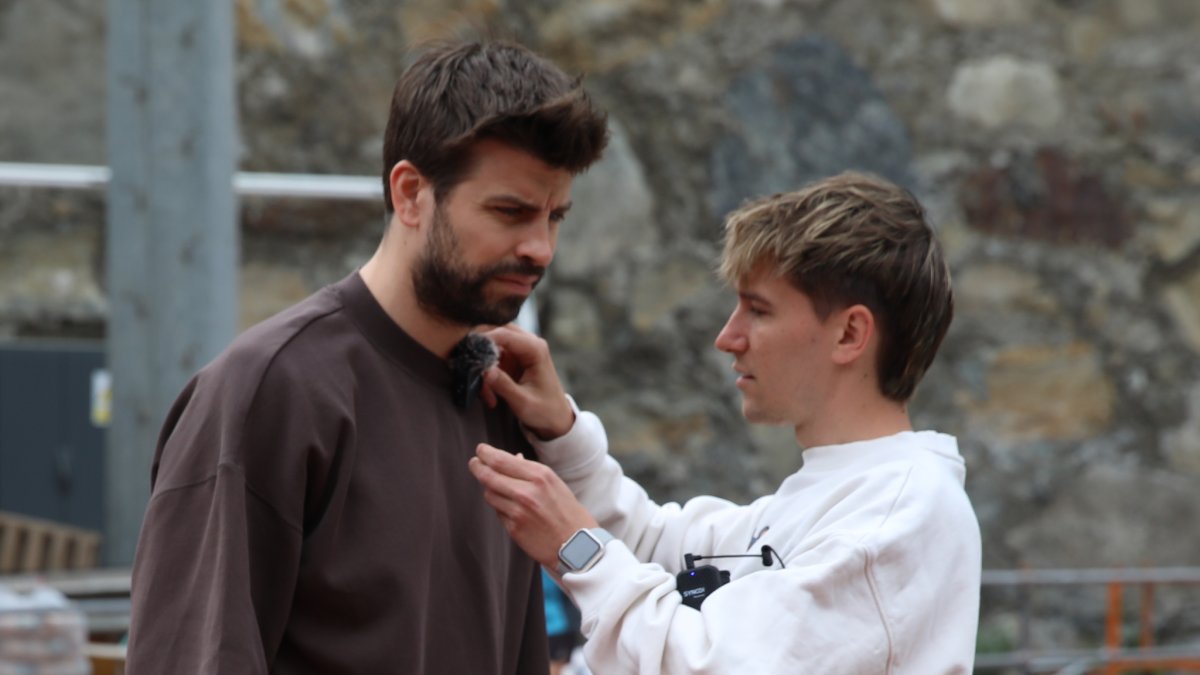 Gerard Piqué compareix a peu dret a l'Estadi Nacional
