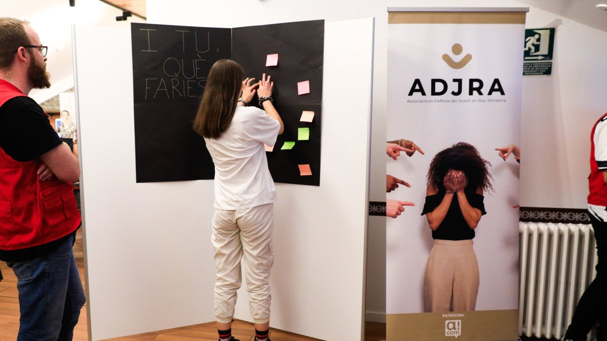 Una jove durant una activitat educativa de l’Associació per a la Defensa del Jovent en Risc.
