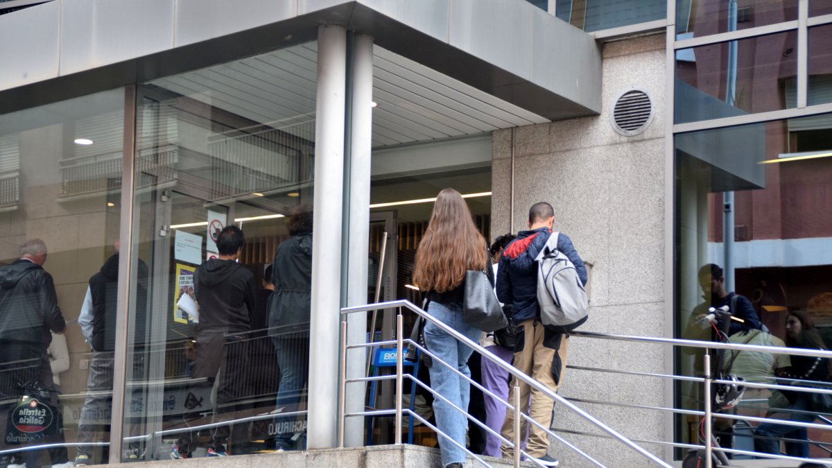 Usuaris esperant torn al servei d’Immigració.