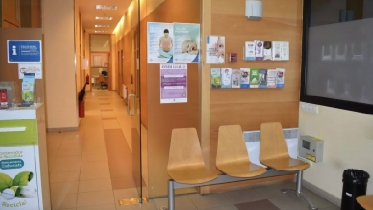 Un centre de salut amb un dels contenidors per dipositar els medicaments caducats.