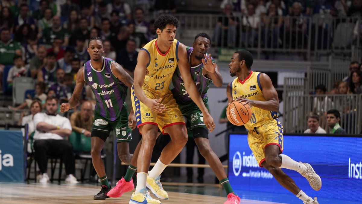 Harding i Dos Anjos, en una acció del partit d'aquest diumenge a Màlaga.
