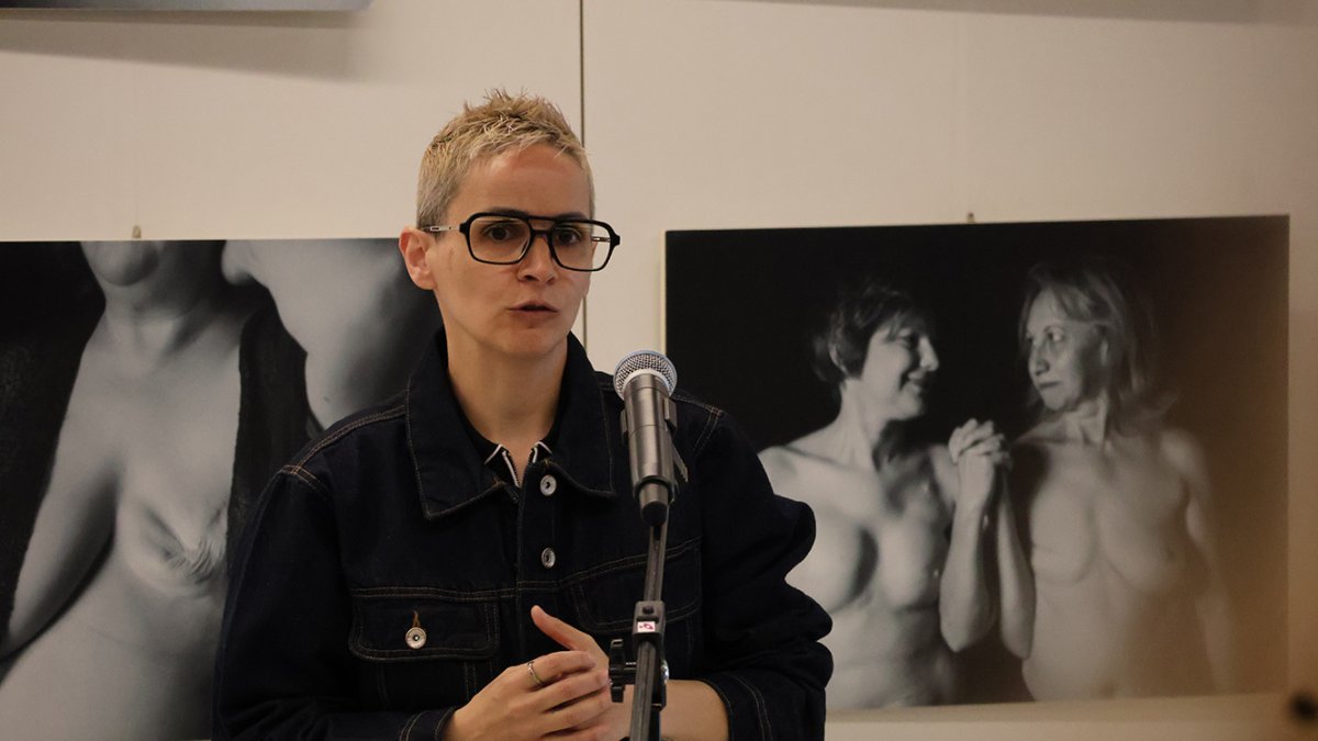 La fotògrafa, Chiqui Novis, durant la inauguració de l'exposició.