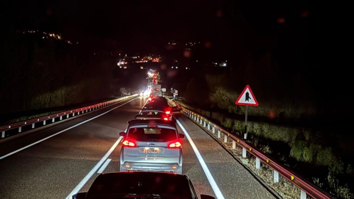 La cua de vehicles aturats.