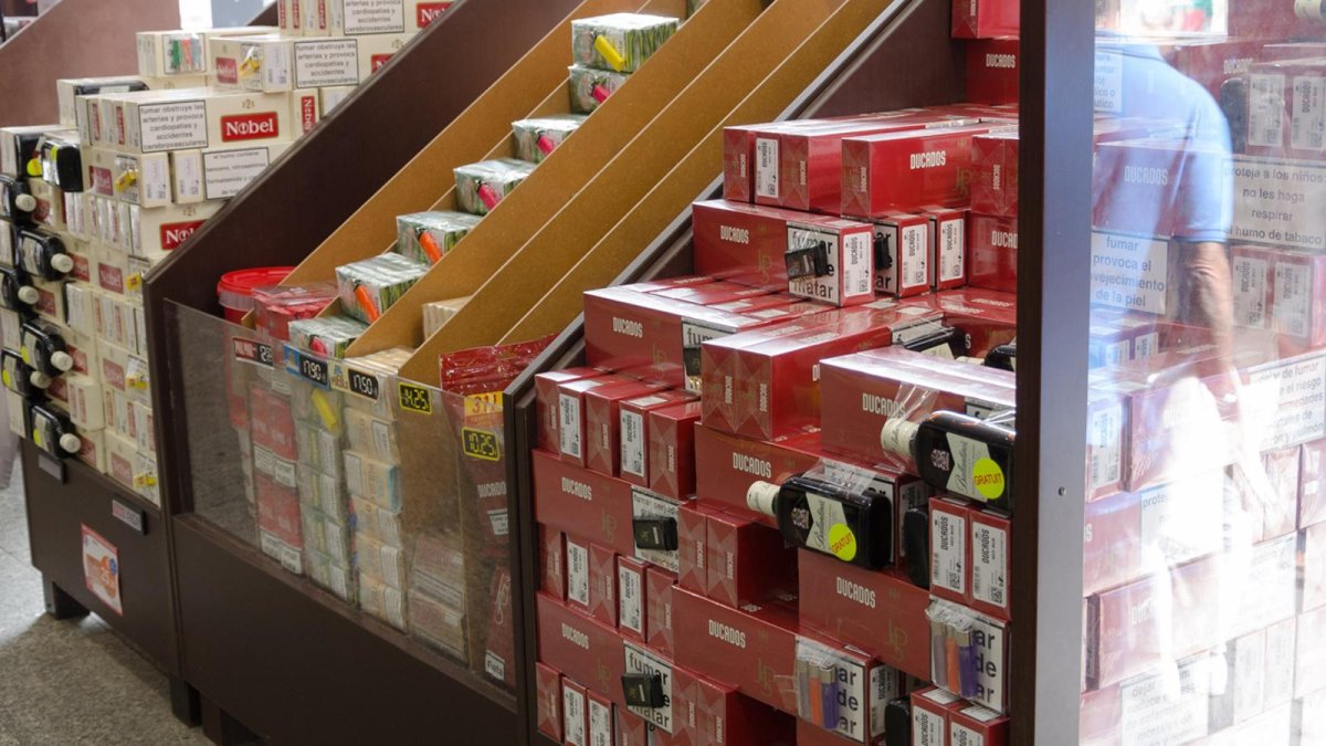 Tabac a la venda en un supermercat.