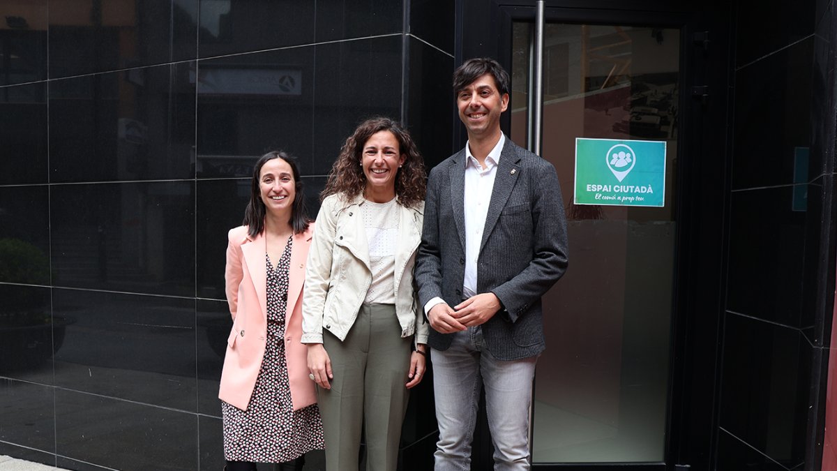 La cònsol menor, Olalla Losada, la consellera de Social, Joventut i Espai Ciutadà, Maria Nazzaro, i el cònsol major, Sergi González, a l'exterior del nou Espai Ciutadà de la capital.