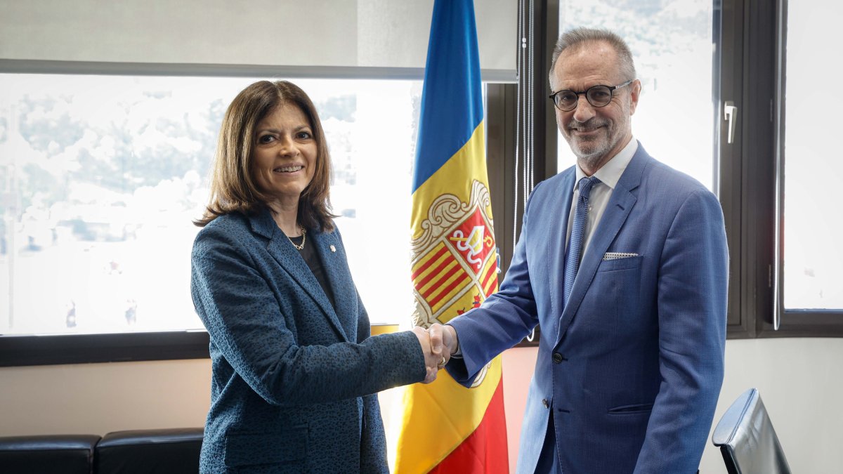 Un moment de la reunió per al lliurament de les còpies d'estil per part del nou ambaixador de França a Andorra, Nicolas Eybalin, a càrrec de la ministra d'Afers Exteriors, Imma Tor.