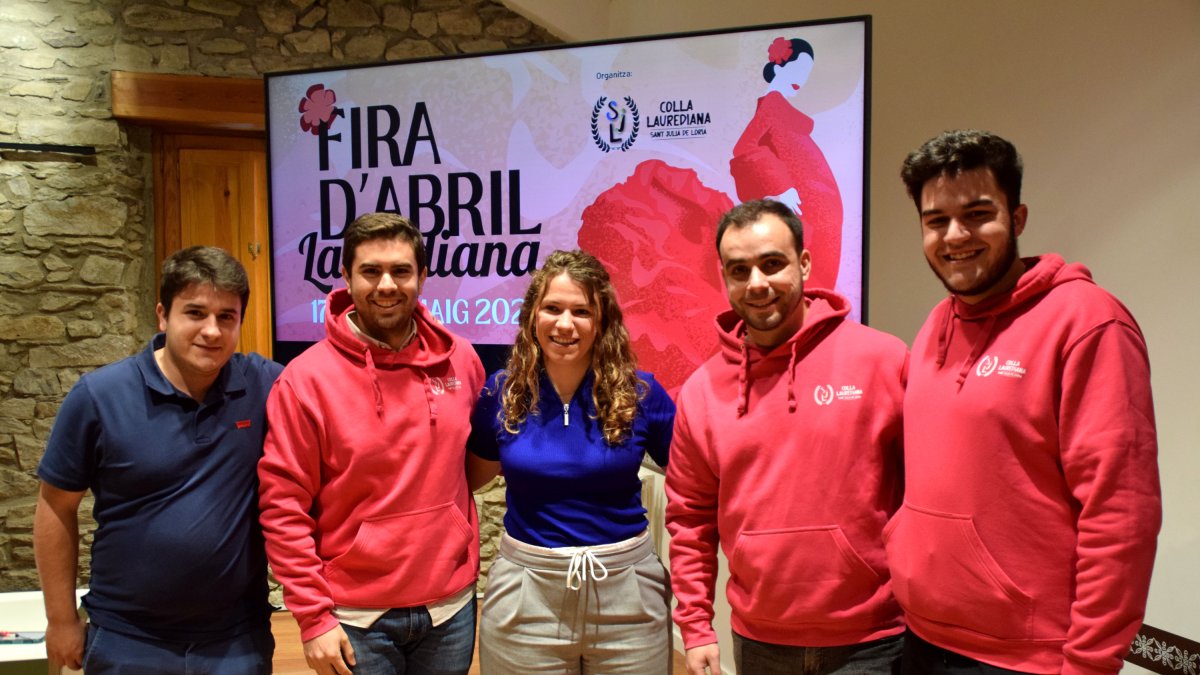 La consellera de Turisme, Judith López, amb diferents membres de la Colla Laurediana.