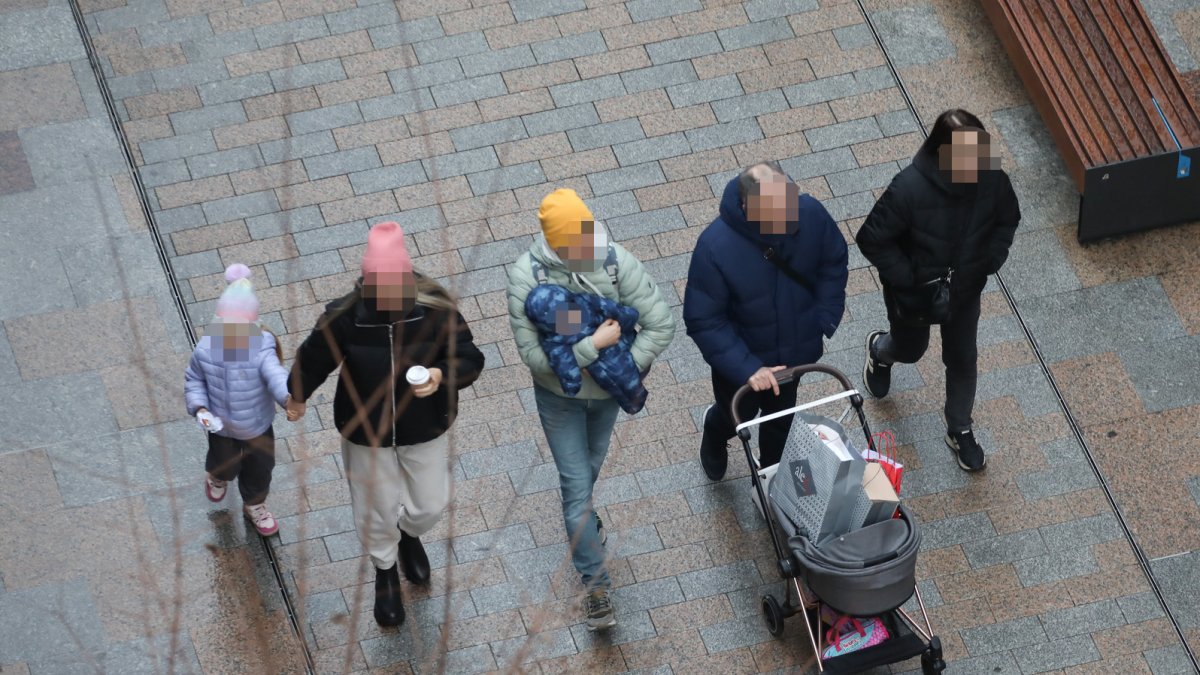 Una família passejant pel carrer.