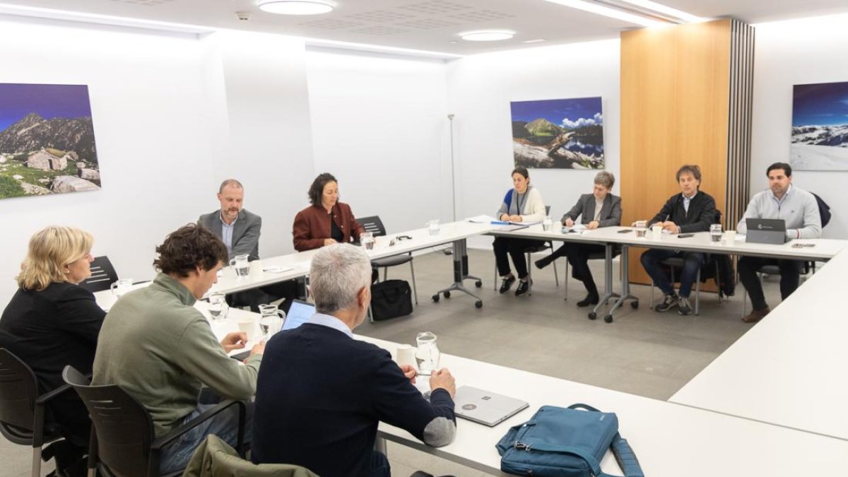 La primera reunió, al gener.