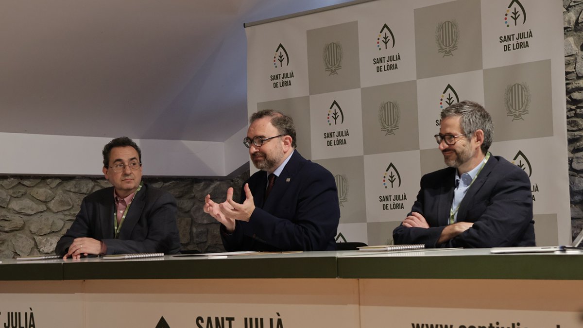 El doctor i cap d'Immunoteràpia de l'hospital Clínic, Manel Juan, el rector de la Universitat d'Andorra, Juli Minoves, i el cap de microbiologia de l'hospital Clínic, Climent Casals.