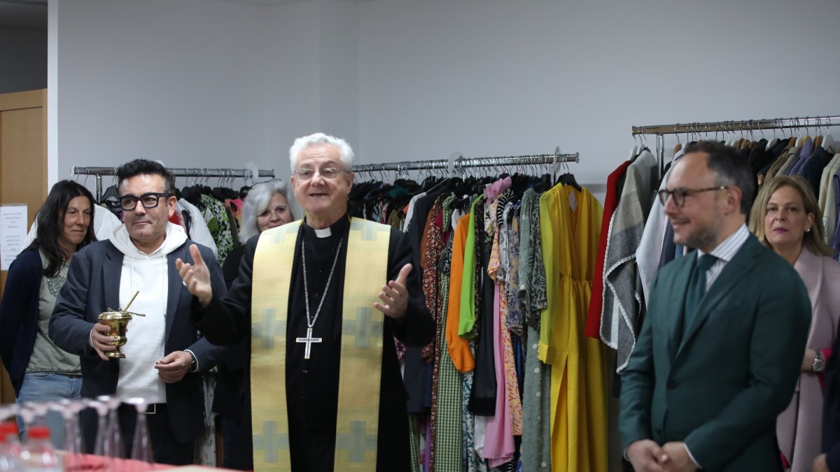 Mossèn Joan-Enric Vives i Xavier Espot a la inauguració de les instal·lacions de la botiga de roba de Càritas Andorrana