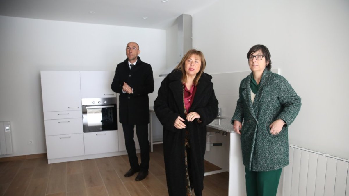 Conxita Marsol durant una visita als pisos.