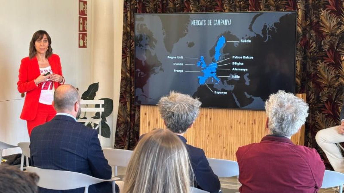 La directora de màrqueting, Noemí Pedra, durant la presentació de la campanya d'estiu d'Andorra Turisme.