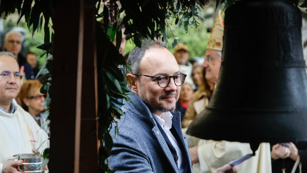 El cap de Govern, Xavier Espot, tocant la campana restaurada