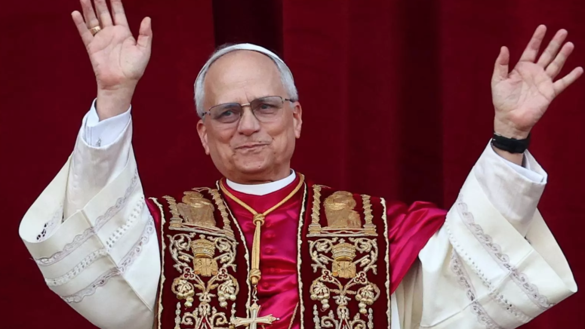 Lleó XIV saludant els fidels a la plaça de Sant Pere del Vaticà després de ser escollit Papa.