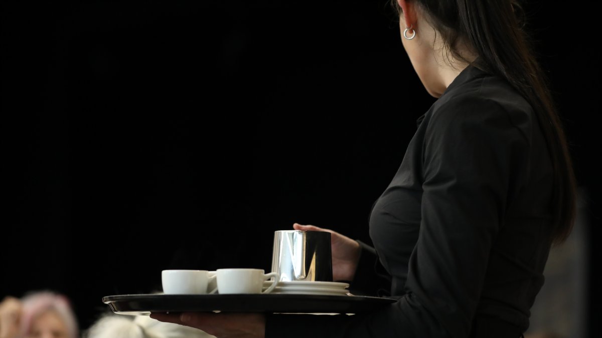 Una treballadora del sector de la restauració