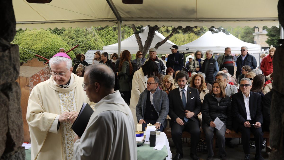 El Copríncep Episcopal, Joan Enric Vives, amb les autoritats a la celebració de la missa de Sant Miquel d'Engolasters.