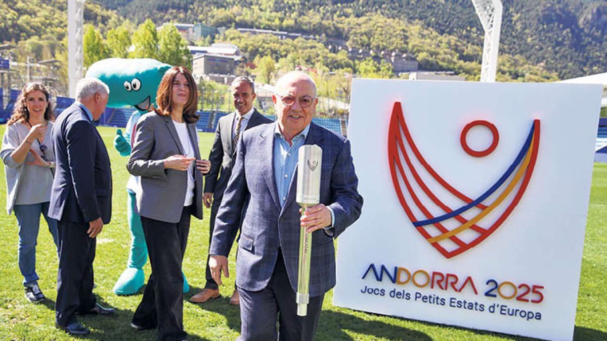 El president del COA, Xavier Espot Miró, en primer terme portant la torxa dels Jocs.