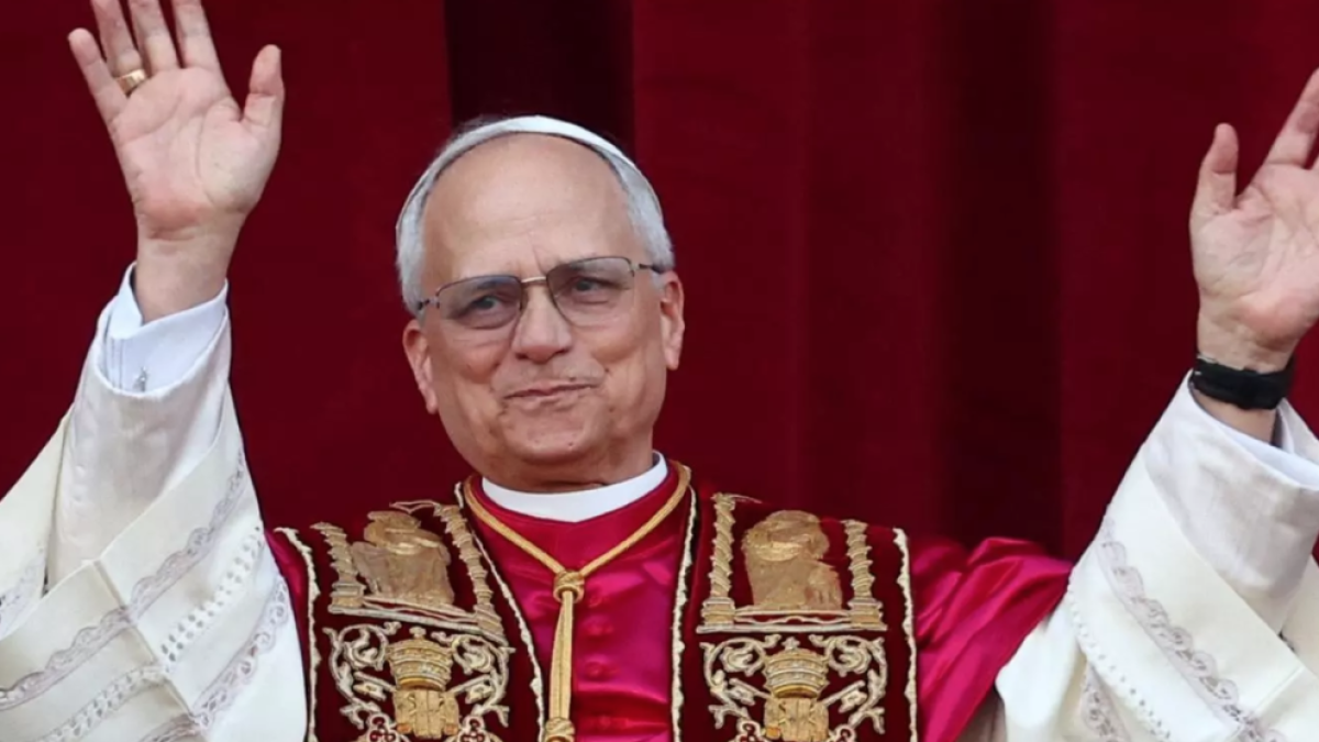 Lleó XIV saludant els fidels a la plaça de Sant Pere del Vaticà.