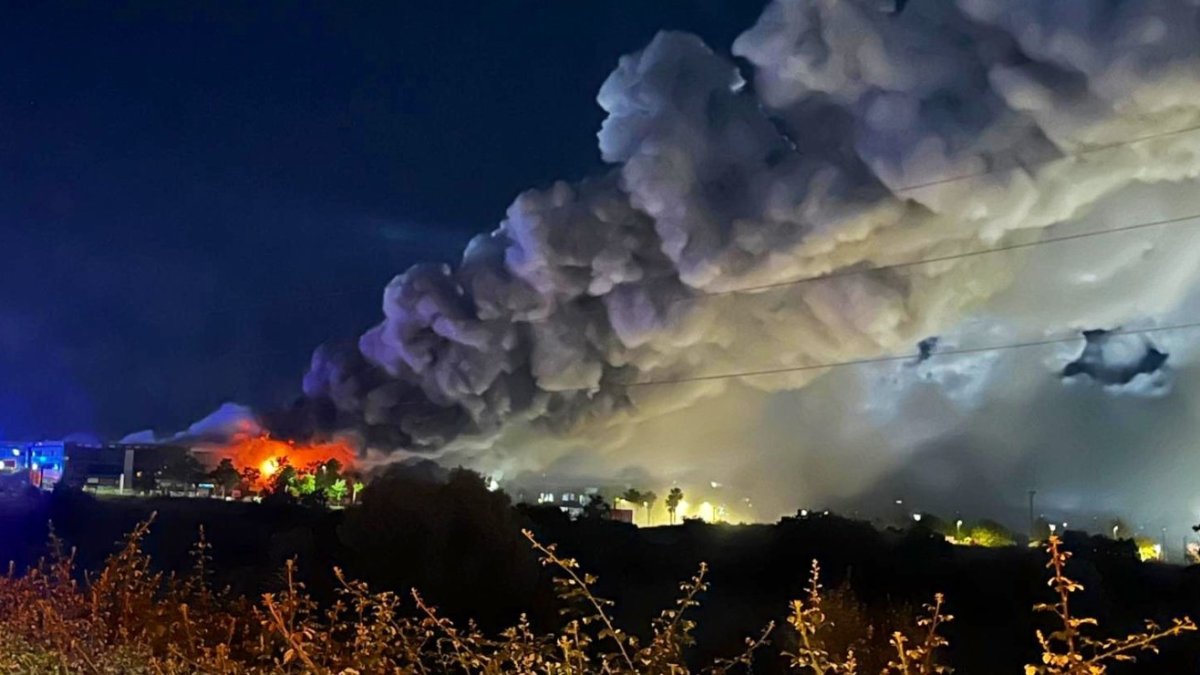 Incendi en una nau de productes tòxics
