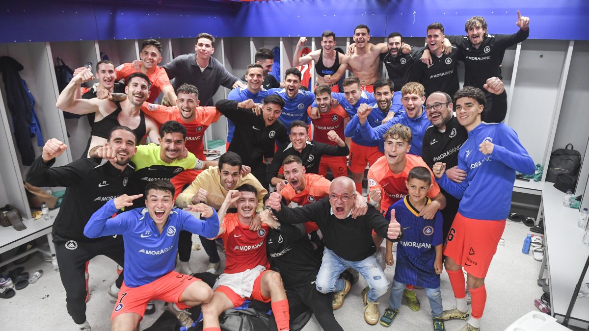 Els jugadors de l’FC Andorra celebrant el triomf a Barcelona.