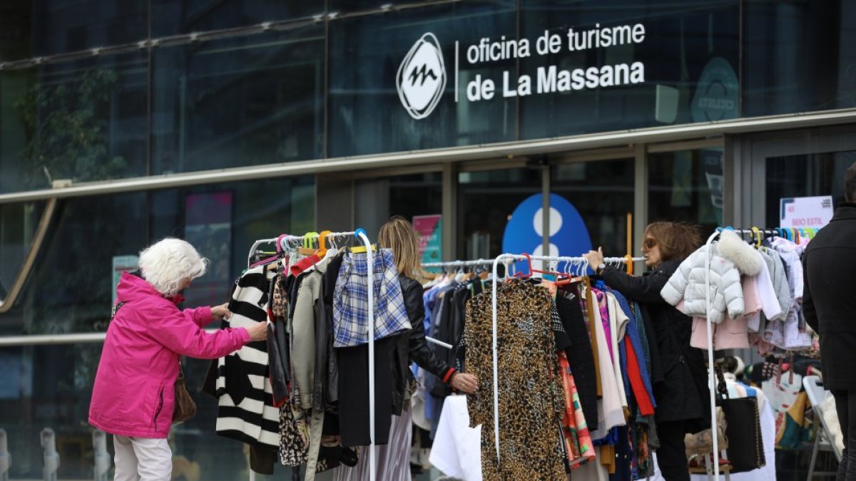 Gent comprant al Vide Dressing de la Massana.