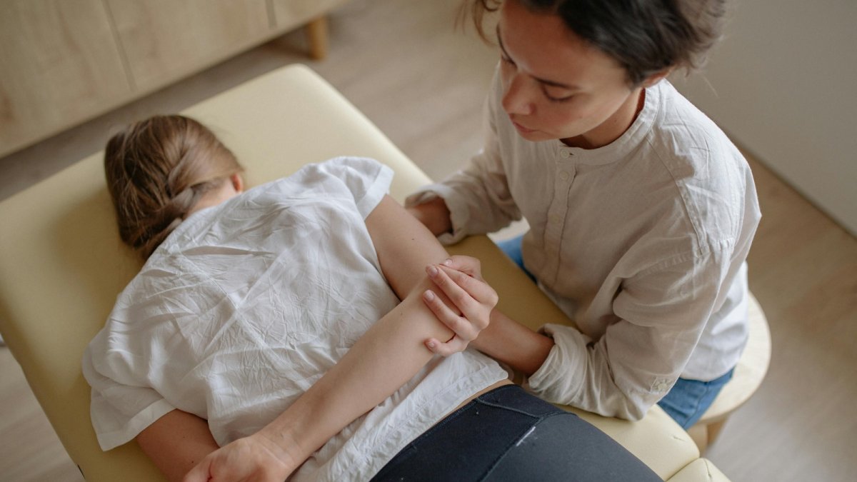 Una pacient fent rehabilitació.