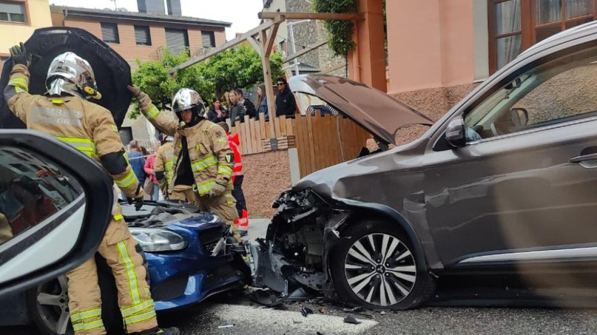 Els dos vehicles col·lidits.