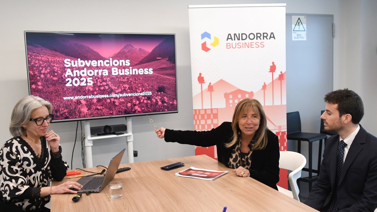 La directora Andorra Business, Judit Hidalgo, i la ministra de Presidència, Economia, Treball i Habitatge, i presidenta Andorra Business, Conxita Marsol, explicant la nova convocatòria de subvencions.