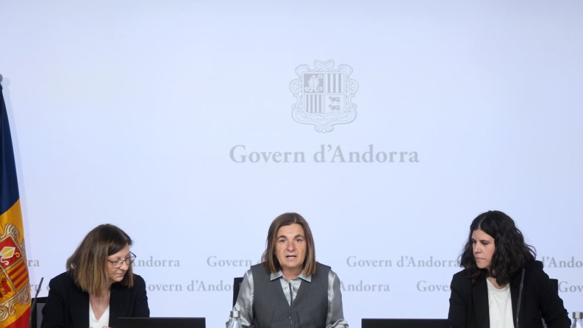 Membres del ministeri d’Afers Socials en roda de premsa.