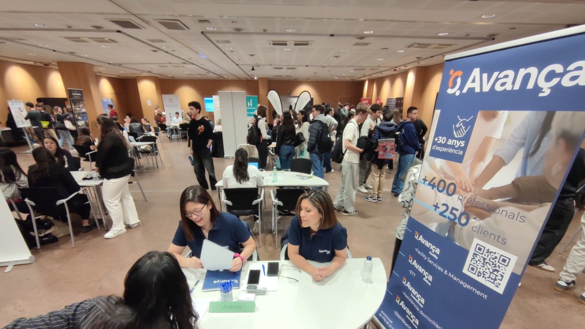 Empreses i joves comparteixen les ofertes de treball en un Job Meeting anterior.