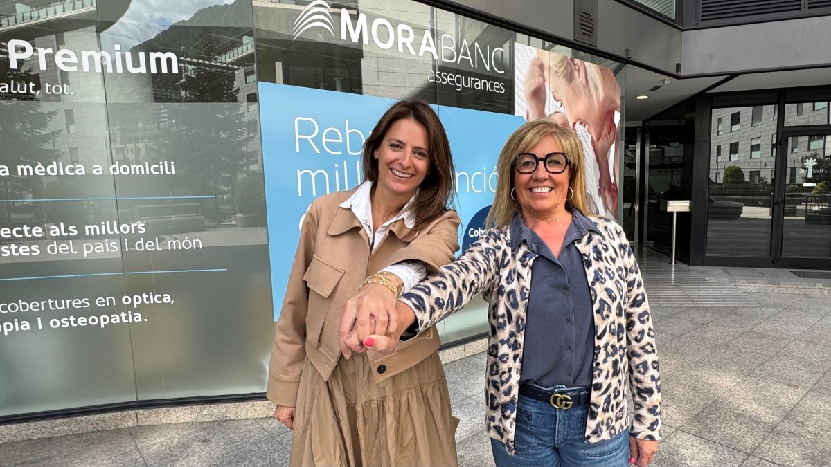 Carlota Vallvé, directora de Negoci de MoraBanc Assegurances i Mònica Codina, presidenta de l’ADA, a l’exterior de les oficines de MoraBanc Assegurances.