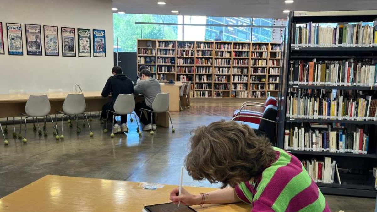 Estudiants a la biblioteca comunal Antoni Morell de la Massana.