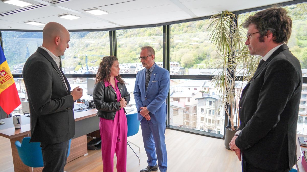 Els cònsols d'Encamp amb el nou ambaixador francès, Nicolas Eybalin.