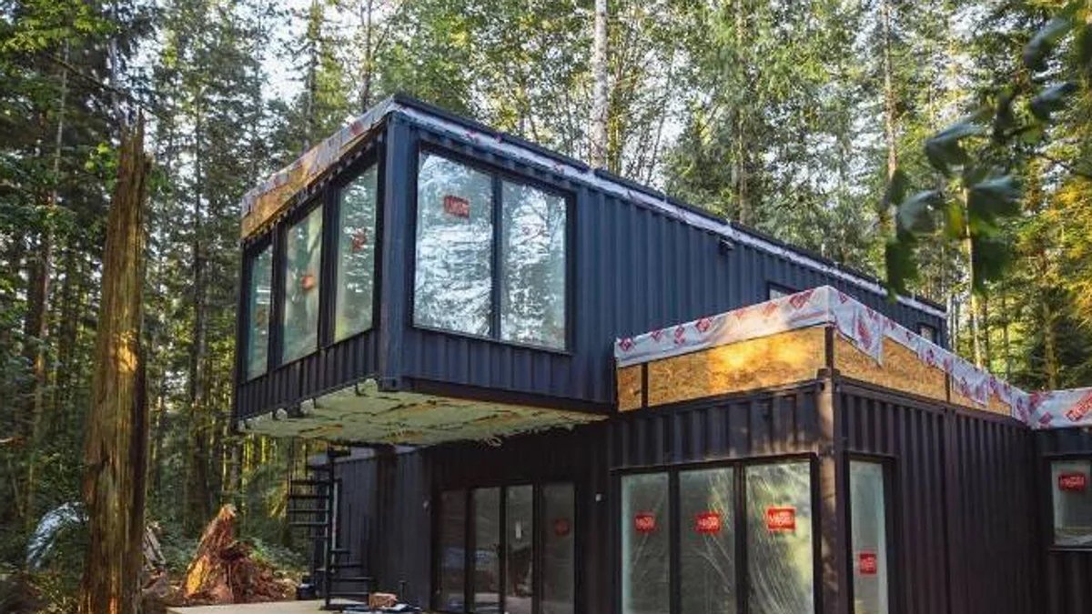Una casa prefabricada muntada en plena natura.