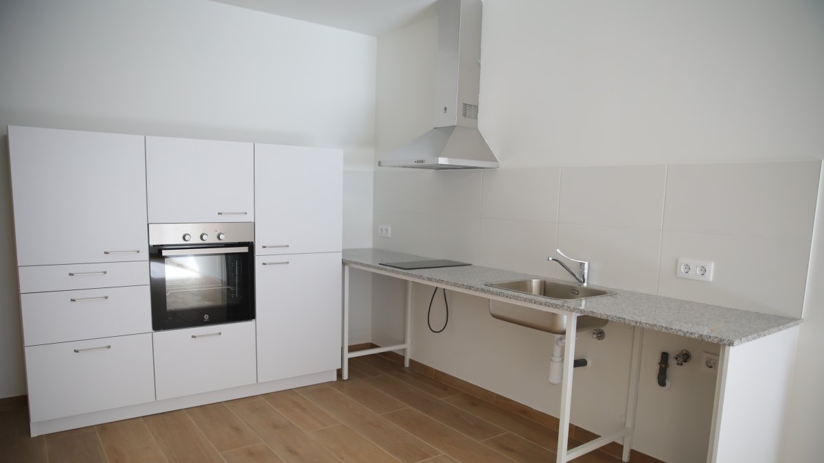 L'interior de la cuina del pis per a discapacitats dels habitatges de Sant Joan de Caselles de Canillo .