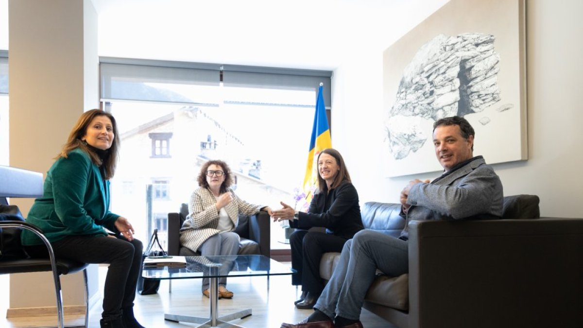 Reunió de l’Institut de les Dones i els cònsols.