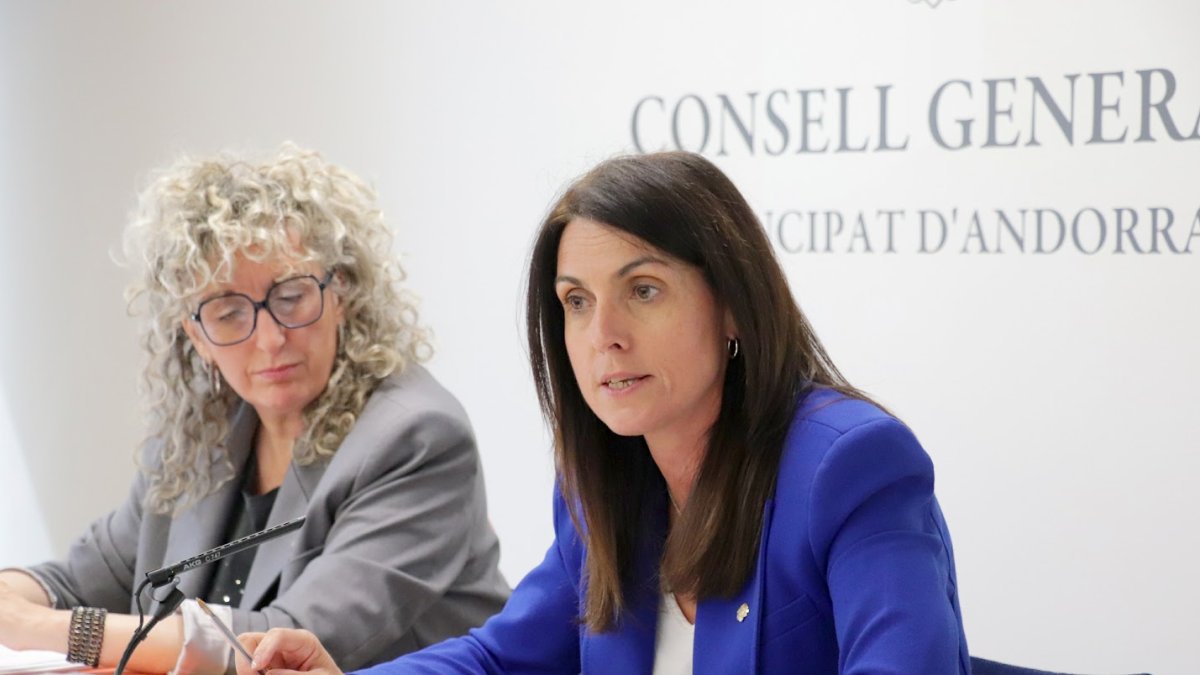 Les conselleres Carol Puig i Meritxell Alcobé, durant la presentació.