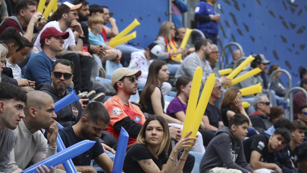 Afició tricolor a l’Estadi Nacional.