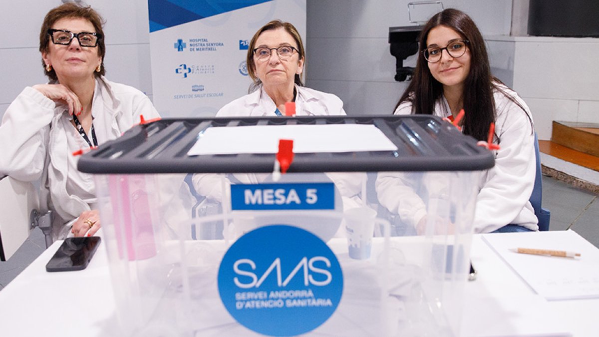 Treballadores del SAAS en una de les meses electorals, als comicis d’ahir.