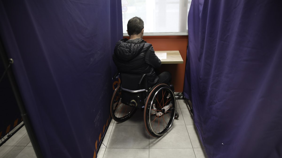 Un soci de la Creu Roja exercint el dret de vot.