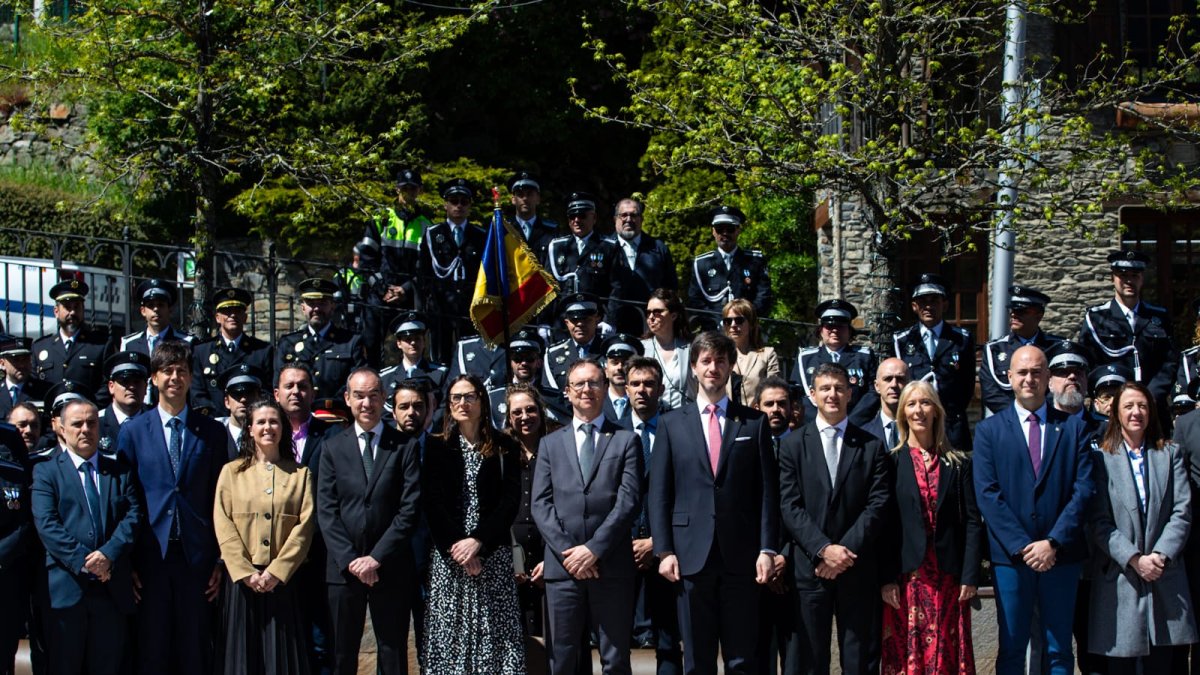 Acte d'honors a la bandera durant la celebració del dia dels agents de circulació a la Massana