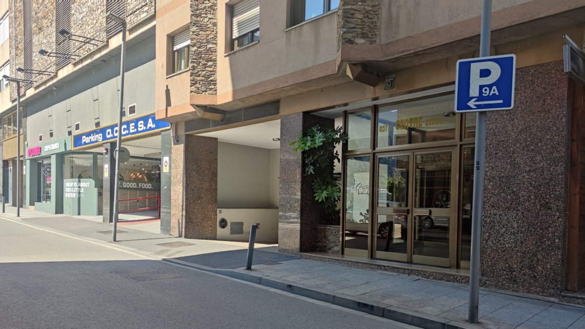 Lloc de l'accident entre el patinet i un cotxe al carrer Pere d'Urg