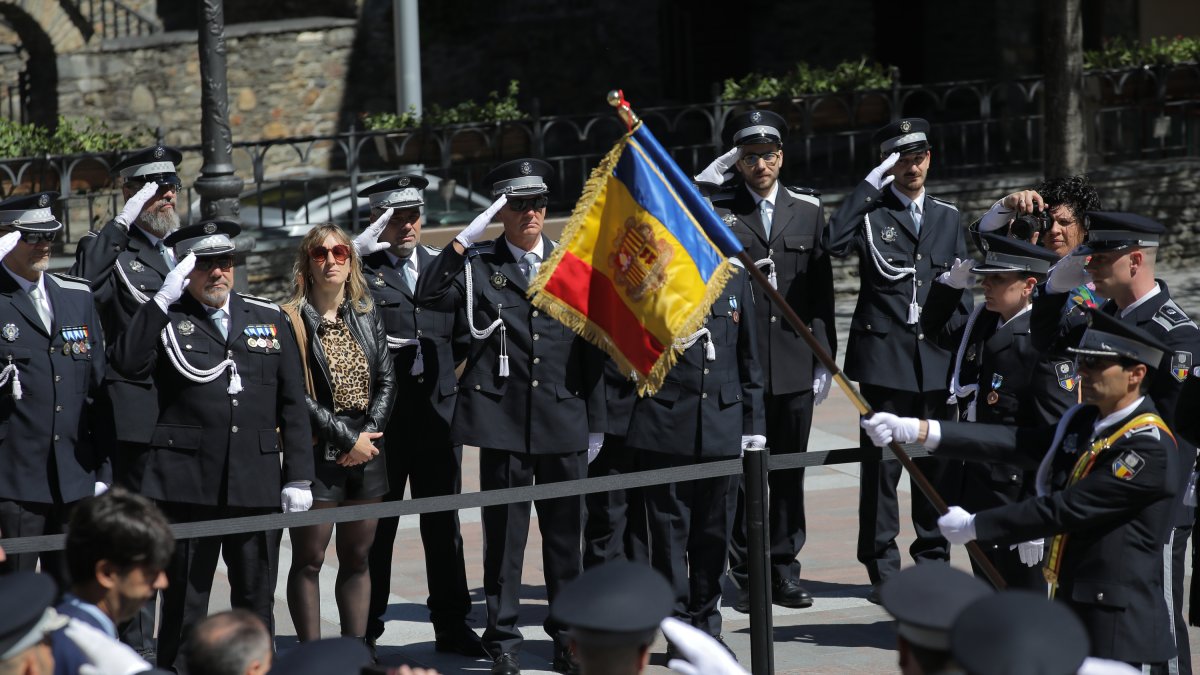 Els agents de circulació durant l'acte d'honors a la bandera