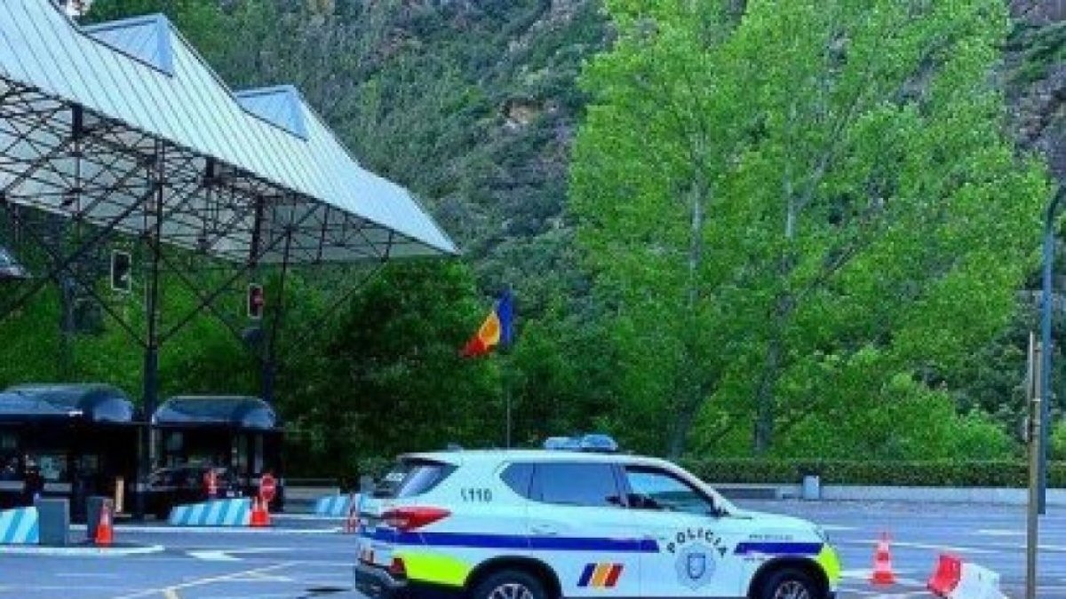 Un cotxe policial a la frontera del riu Runer.