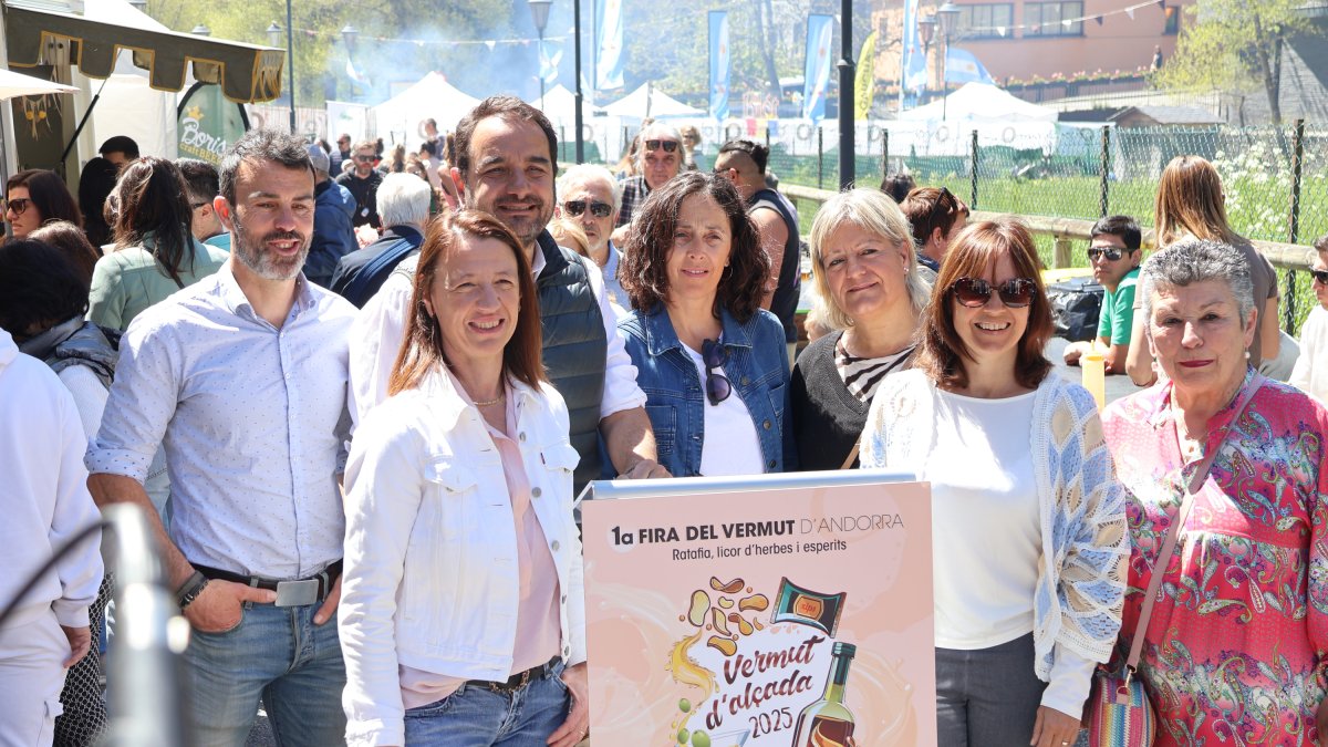 La cònsol major d'Ordino, Maria del Mar Coma, juntament amb altres consellers d'Ordino a la 1a Fira del Vermut