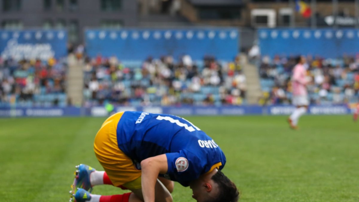 Lautaro es lamenta d'una acció durant el partit